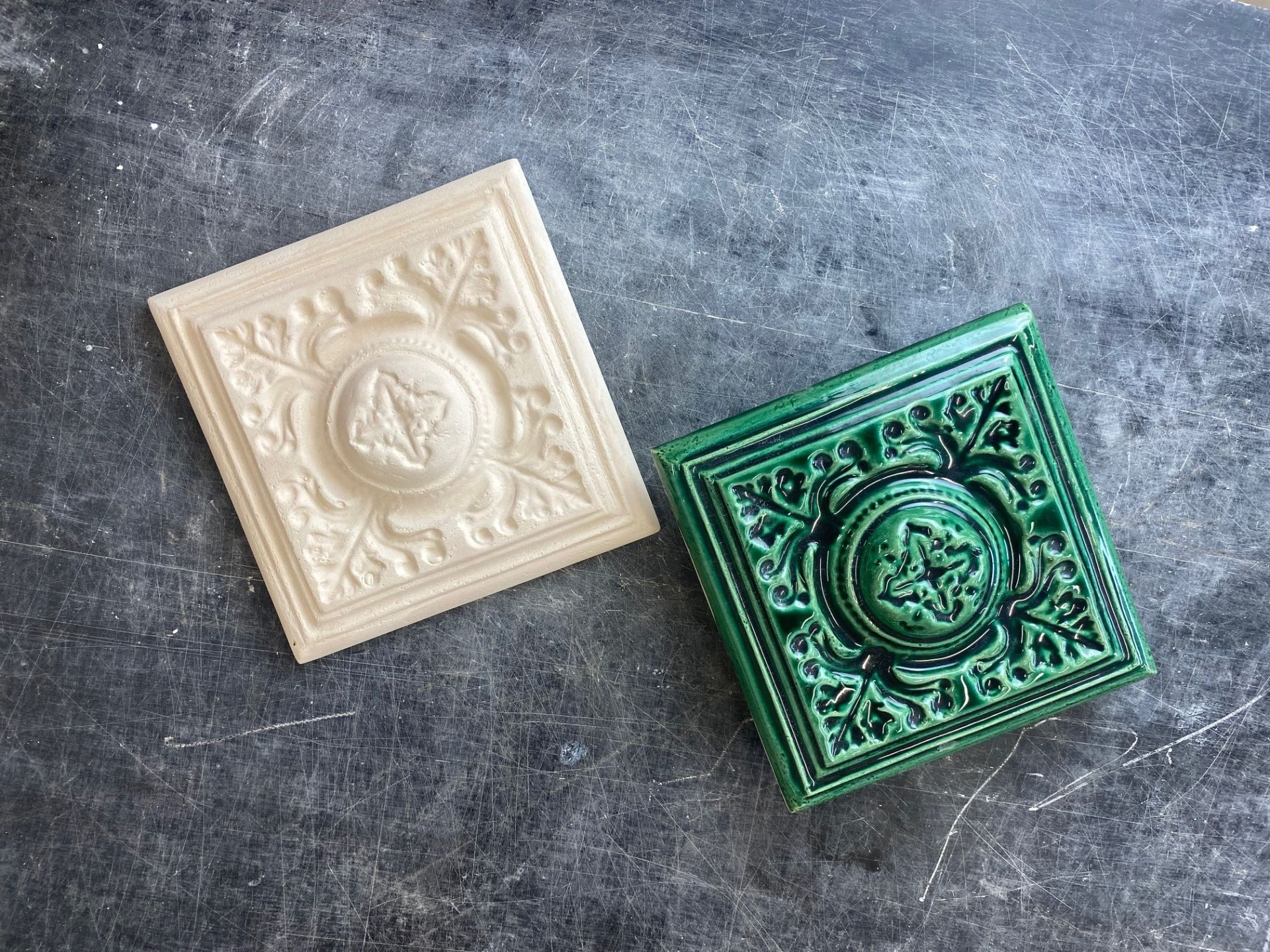 Sturm Keraamika OÜ Valge glasuuriga ahjupotid, Värvilise glasuuriga kahhelid, Ahjupotid restaureerimiseks, Eridisainiga keraamika, Täitekivid ja glasuuritud tellised, Ahjude projekteerimine Tartu, Eesti, Baltikum